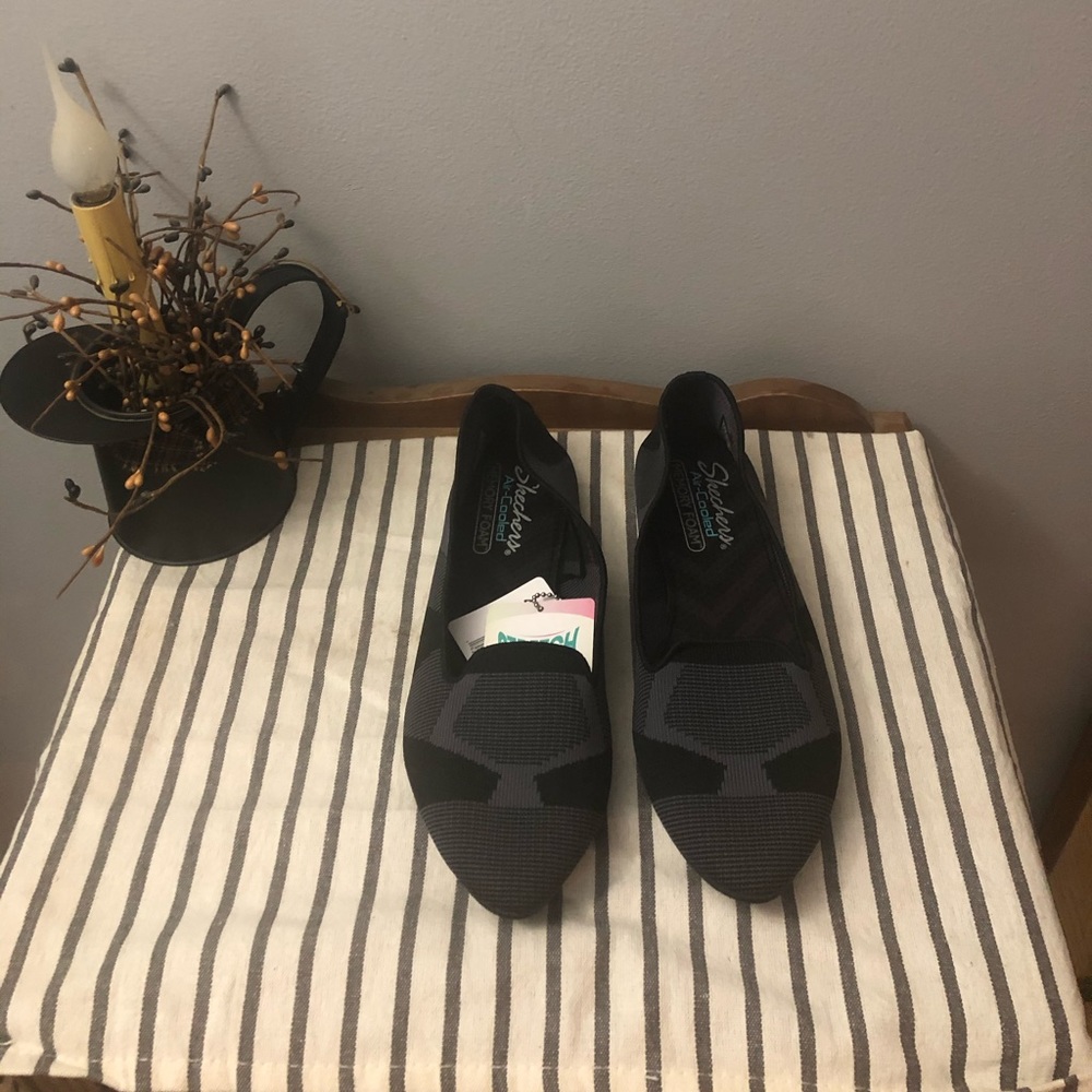 Sketchers women’s Casual Shoes 🖤